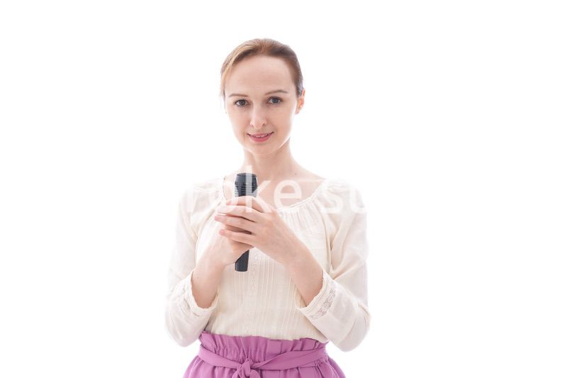 マイクで話す笑顔の若い女性
