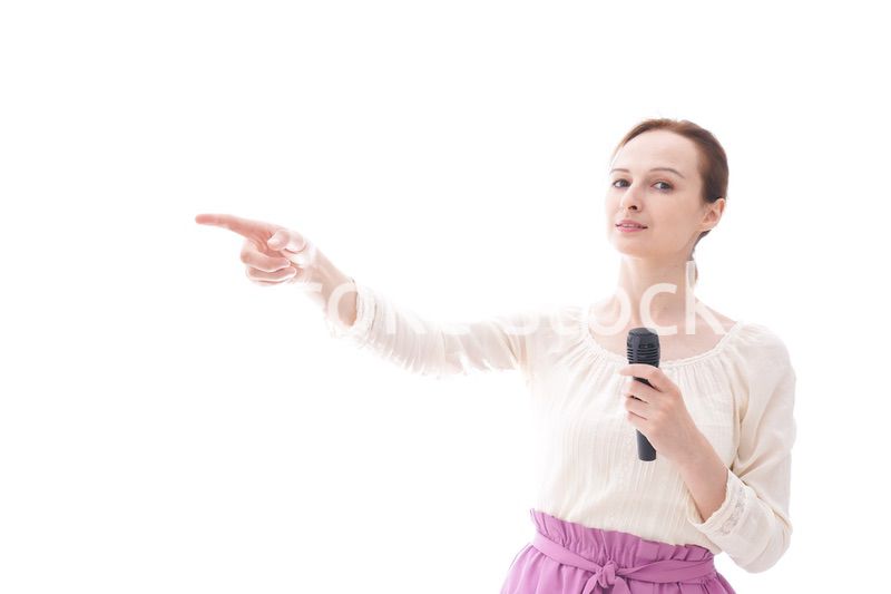 マイクで話す笑顔の若い女性