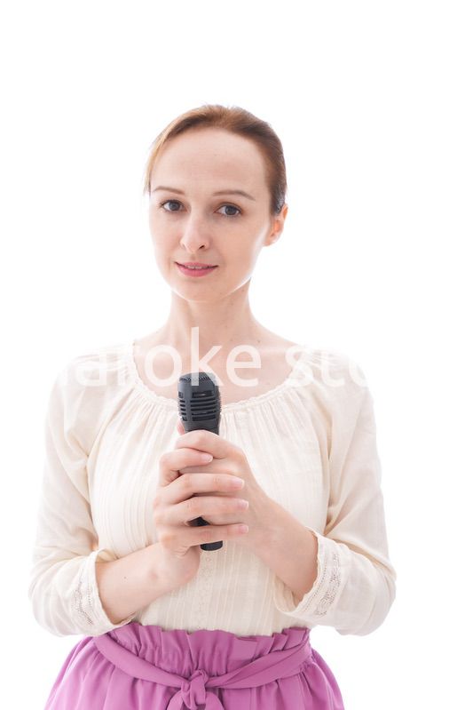 マイクで話す笑顔の若い女性