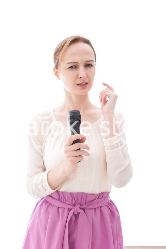 マイクで話す笑顔の若い女性