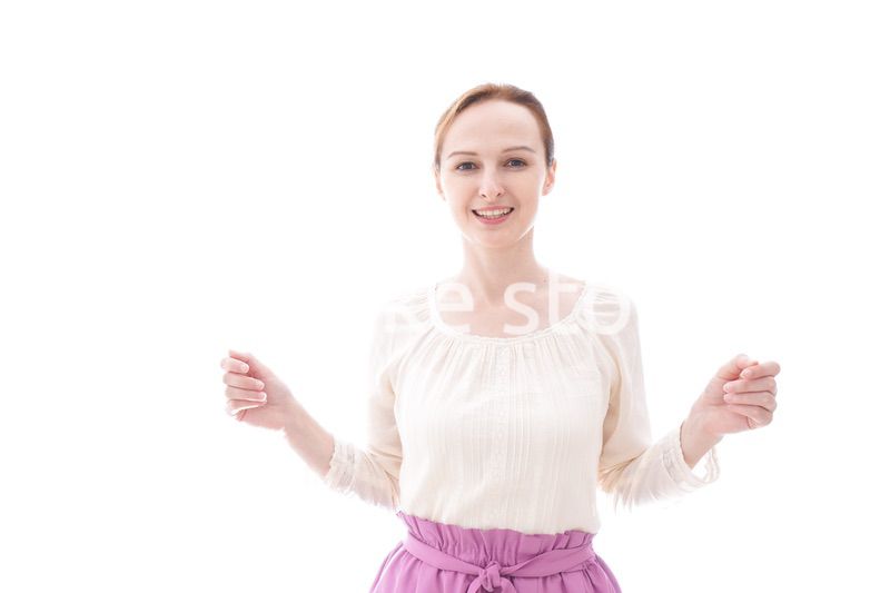 大喜びをする笑顔の若い女性