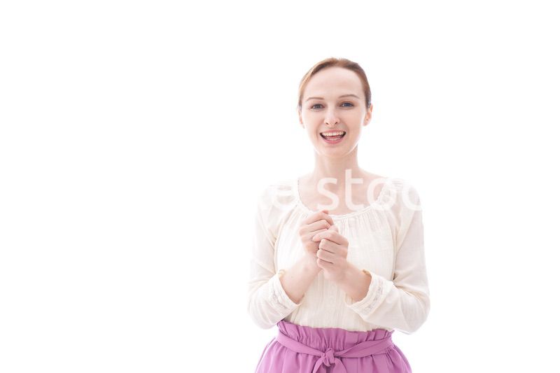 大喜びをする笑顔の若い女性