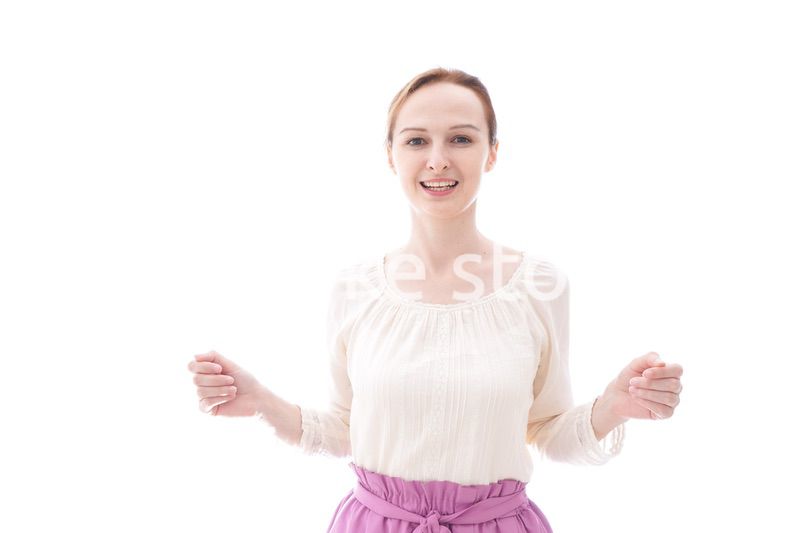 大喜びをする笑顔の若い女性