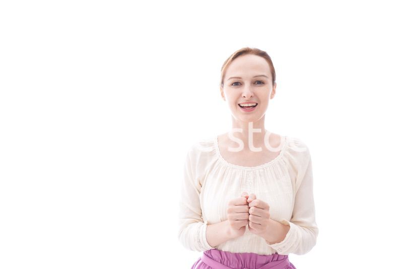 大喜びをする笑顔の若い女性