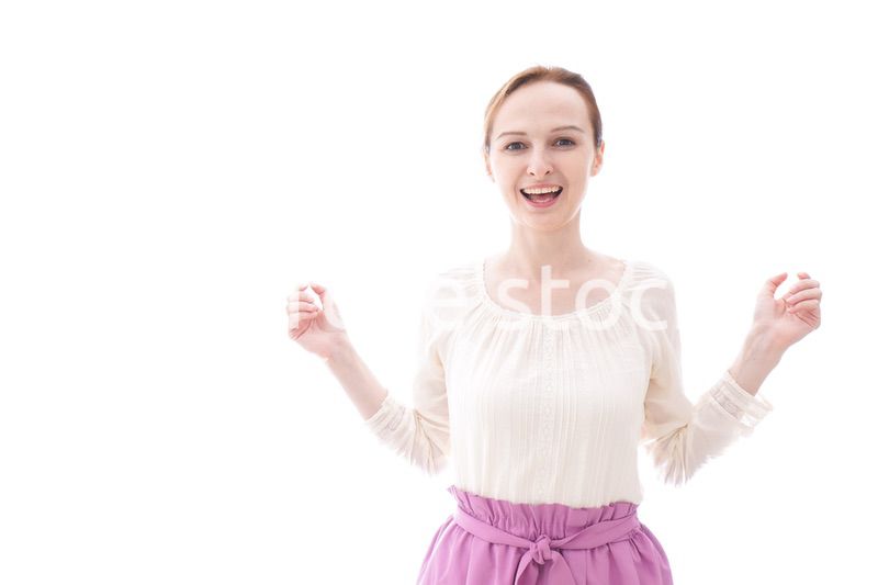 大喜びをする笑顔の若い女性