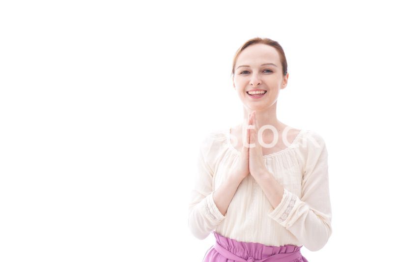 大喜びをする笑顔の若い女性