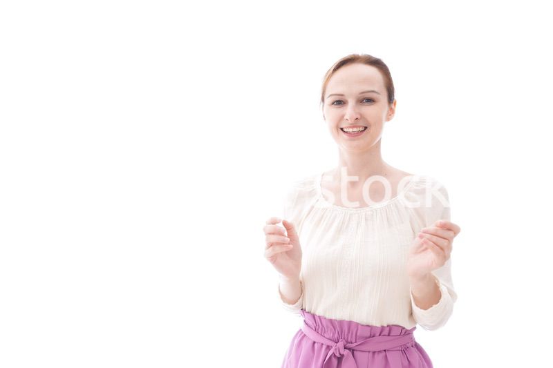 大喜びをする笑顔の若い女性