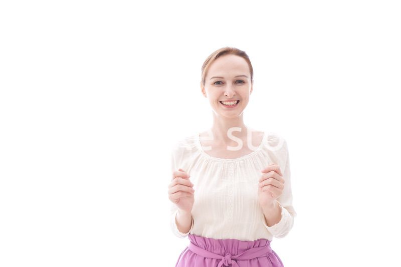 大喜びをする笑顔の若い女性