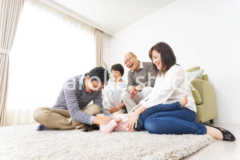 家族で犬と遊ぶ幸せな三世代ファミリー