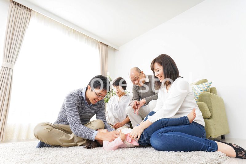 家族で犬と遊ぶ幸せな三世代ファミリー