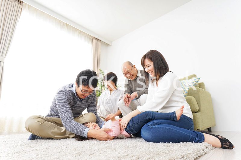 家族で犬と遊ぶ幸せな三世代ファミリー