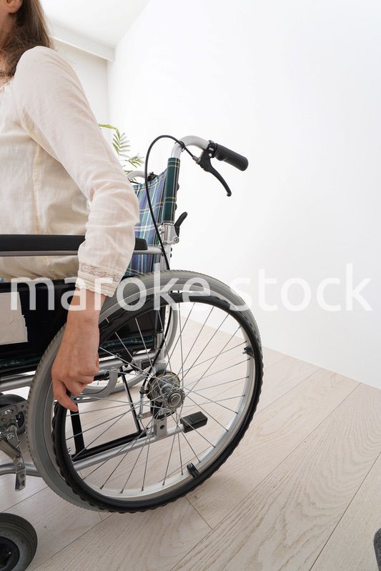 車椅子でデスクワークをする外国人の女性