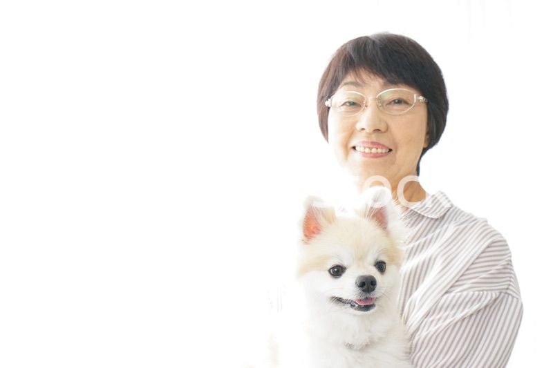 犬を飼うシニア女性
