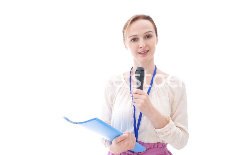 司会をする若いビジネスウーマン