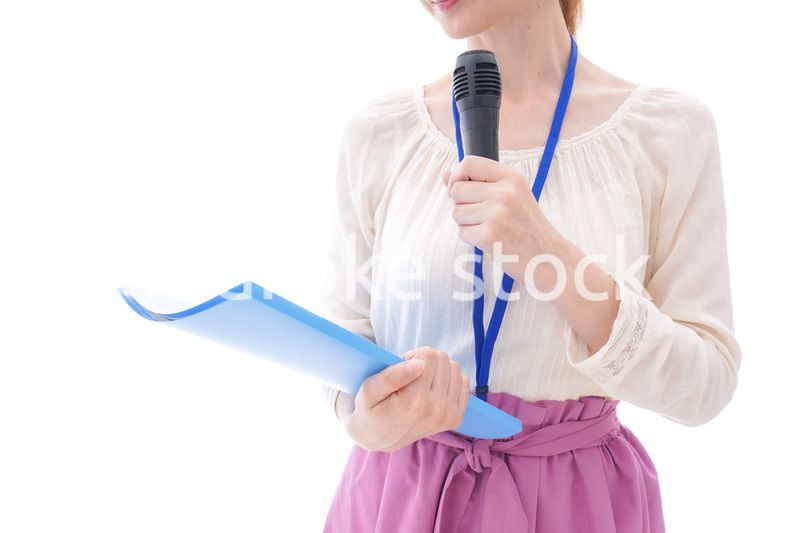 司会をする若いビジネスウーマン