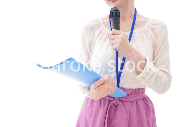 司会をする若いビジネスウーマン