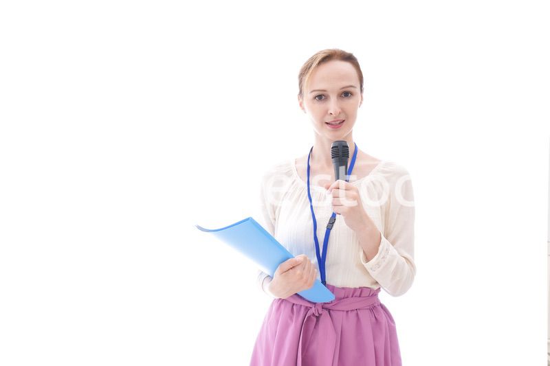 司会をする若いビジネスウーマン