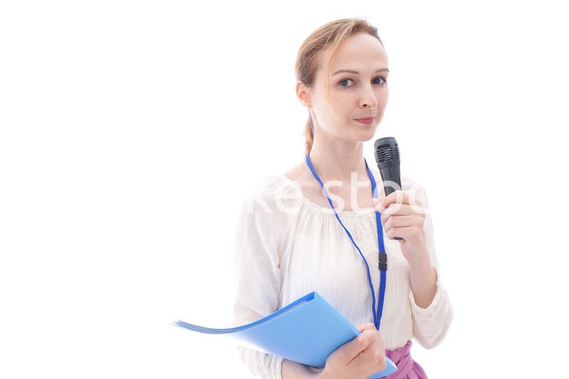 司会をする若いビジネスウーマン