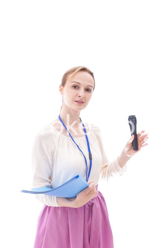 司会をする若いビジネスウーマン