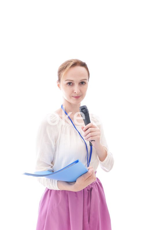 司会をする若いビジネスウーマン