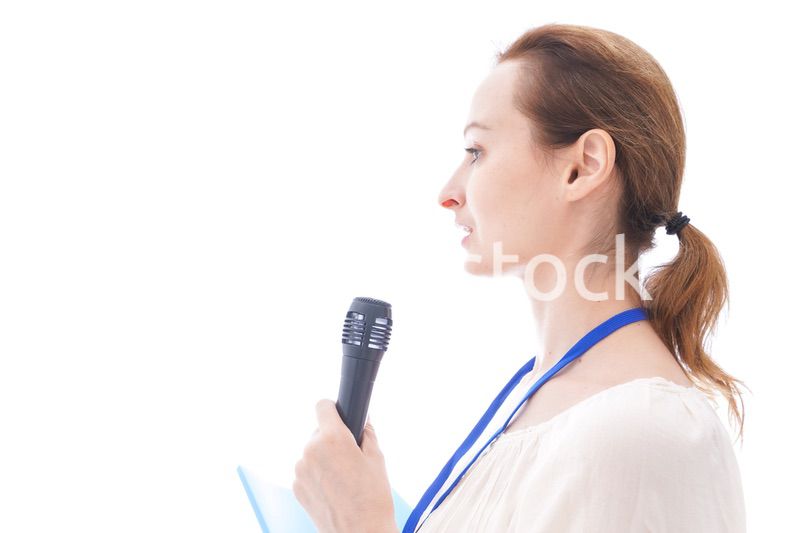 司会をする若いビジネスウーマン