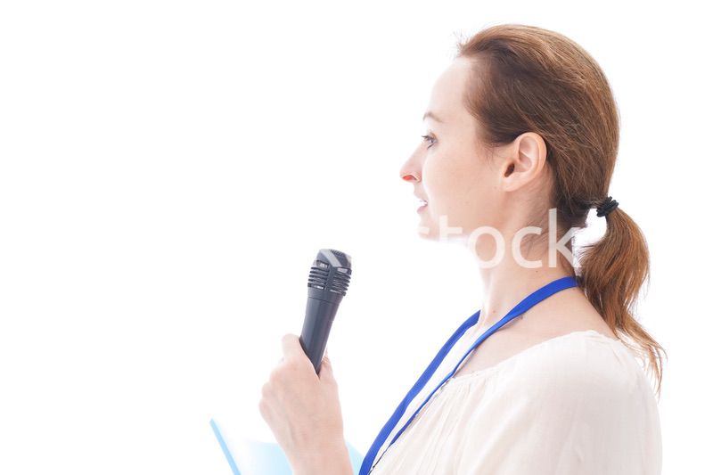 司会をする若いビジネスウーマン