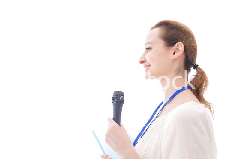 司会をする若いビジネスウーマン