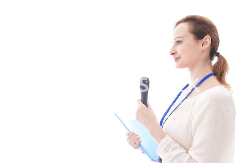 司会をする若いビジネスウーマン