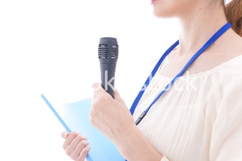 司会をする若いビジネスウーマン