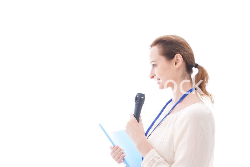 司会をする若いビジネスウーマン