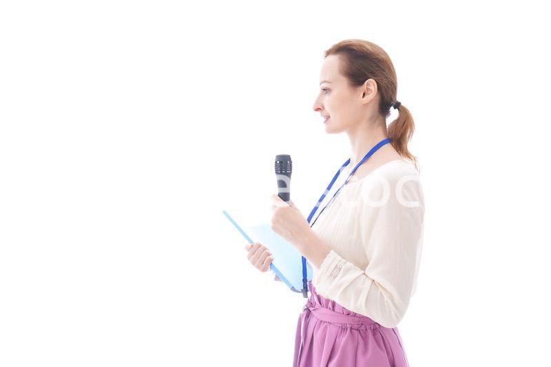 司会をする若いビジネスウーマン