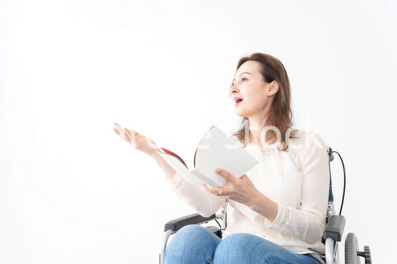 車椅子に乗り読書をする外国人の女性