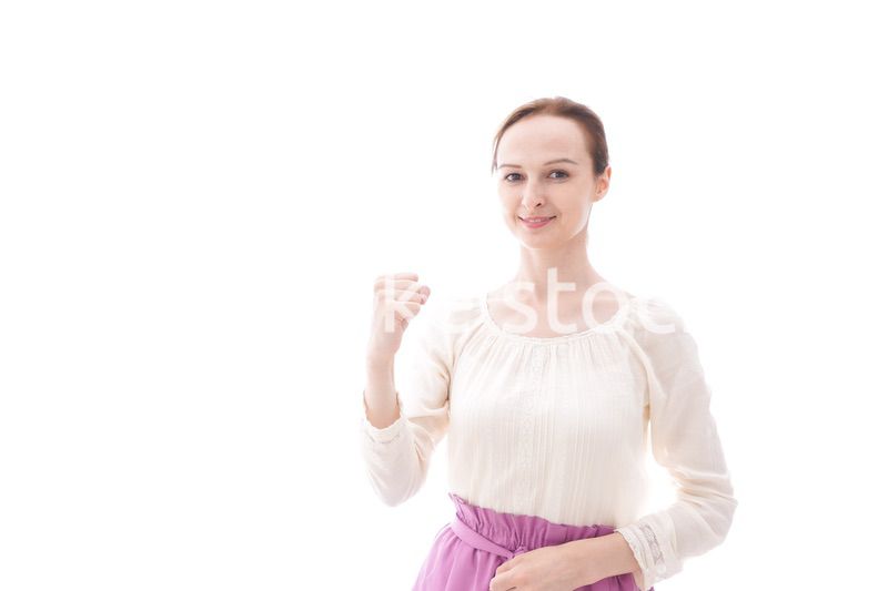 ガッツポーズをする若い女性