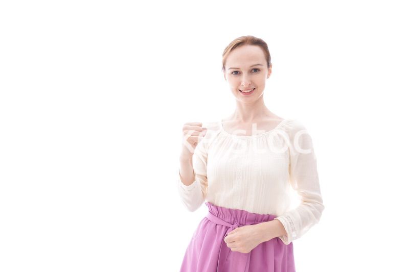 ガッツポーズをする若い女性