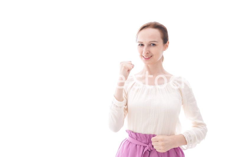 ガッツポーズをする若い女性