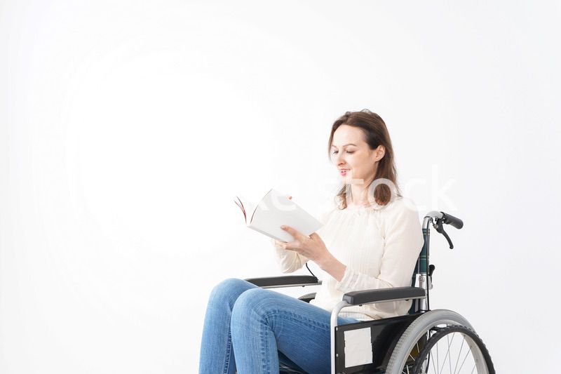 車椅子に乗り読書をする外国人の女性