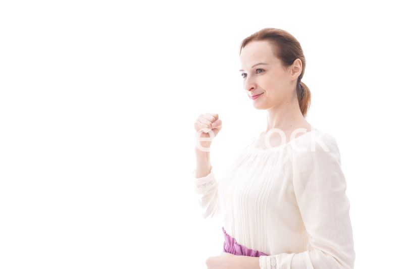 ガッツポーズをする若い女性