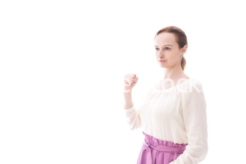 ガッツポーズをする若い女性