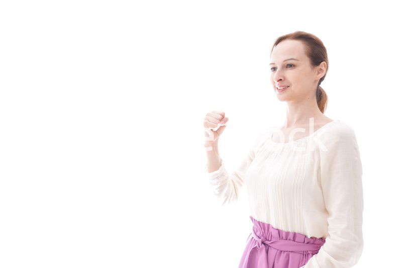 ガッツポーズをする若い女性