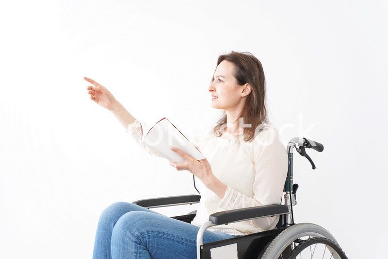 車椅子に乗り読書をする外国人の女性