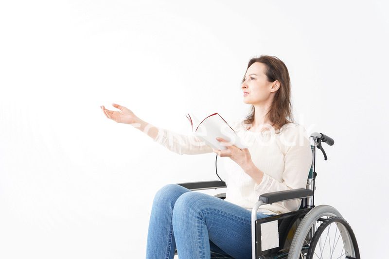 車椅子に乗り読書をする外国人の女性