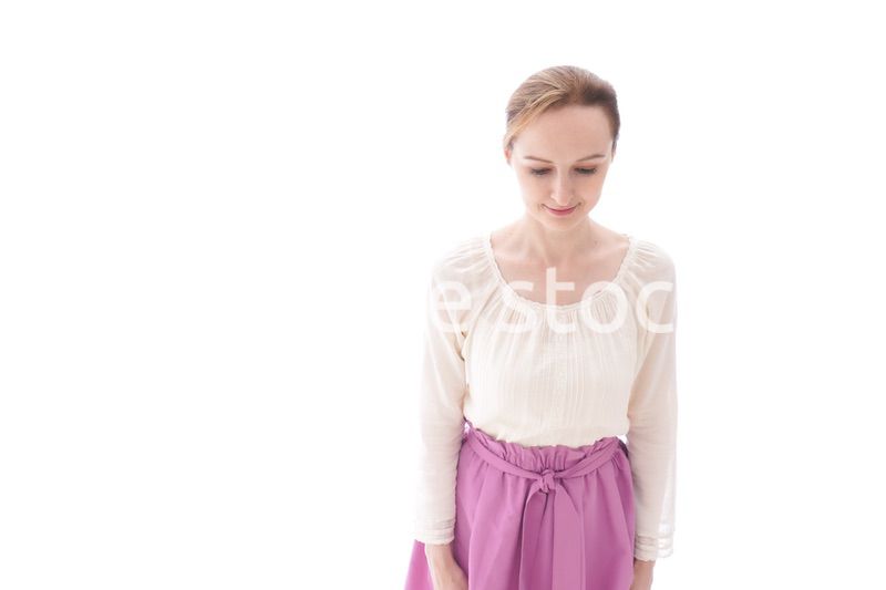 お辞儀をする若い女性