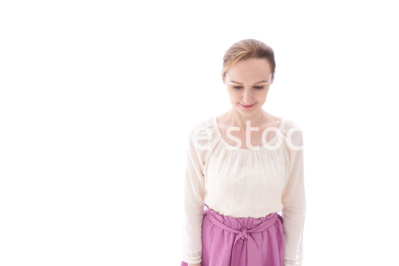 お辞儀をする若い女性