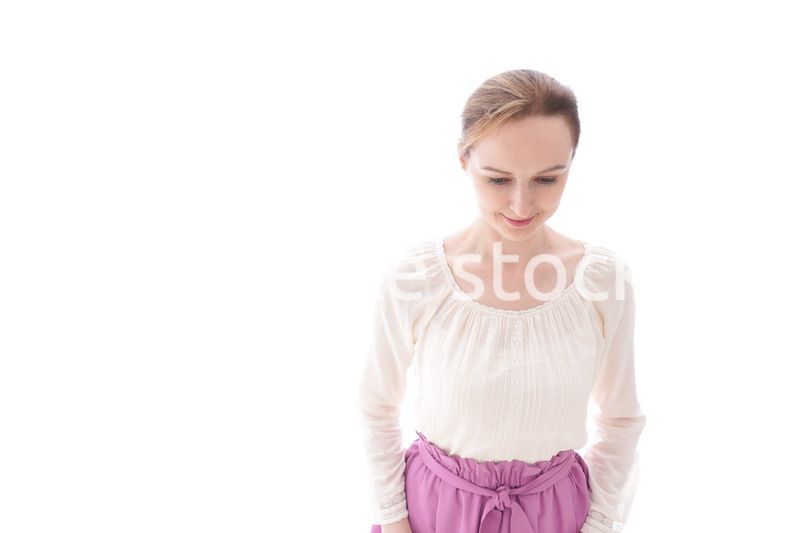 お辞儀をする若い女性