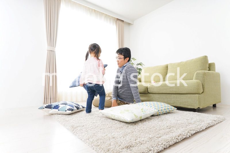 子育てのストレスを感じるお父さん