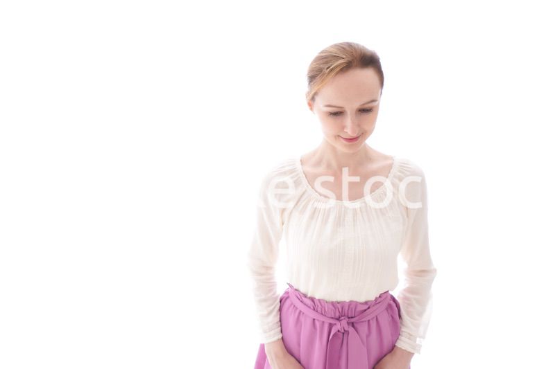 お辞儀をする若い女性