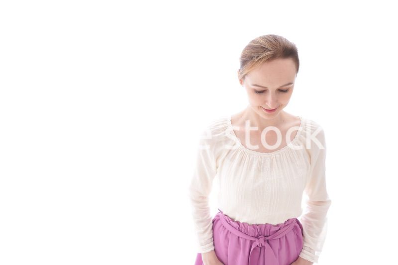 お辞儀をする若い女性