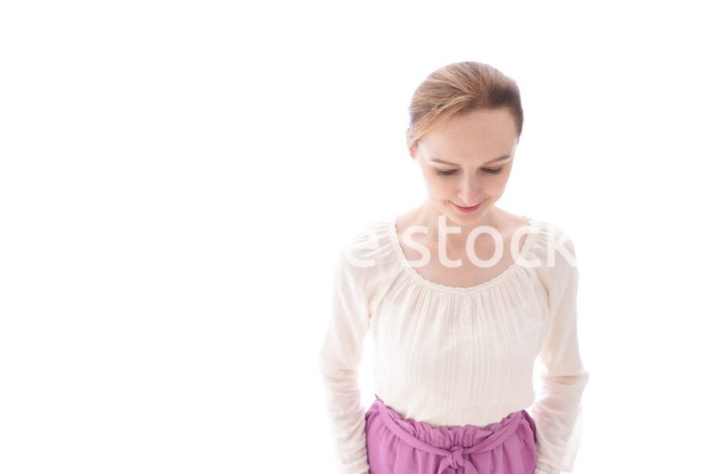 お辞儀をする若い女性