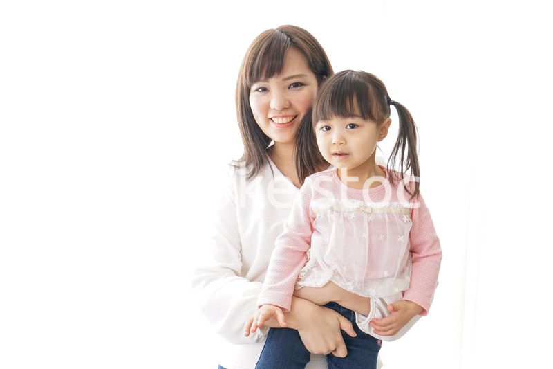子どもを抱っこするお母さん