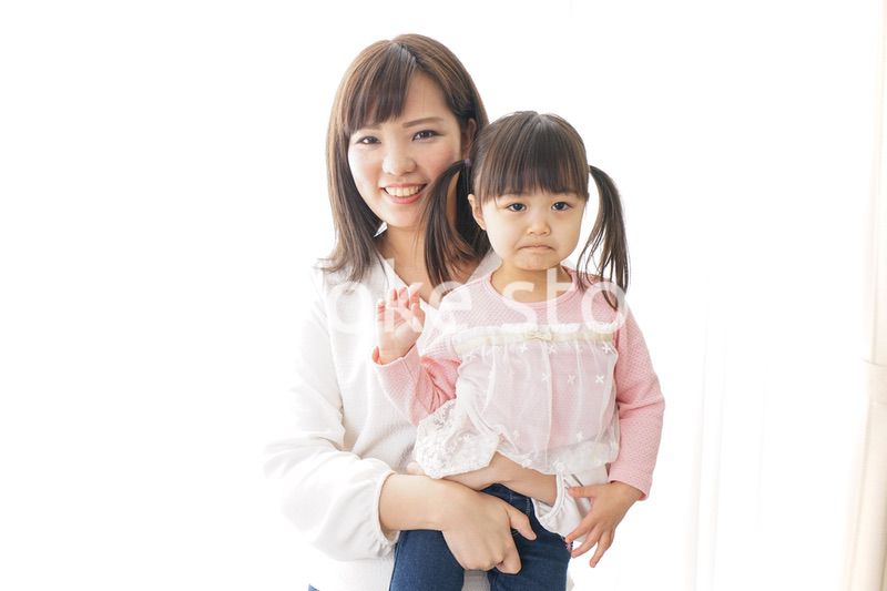 子どもを抱っこするお母さん